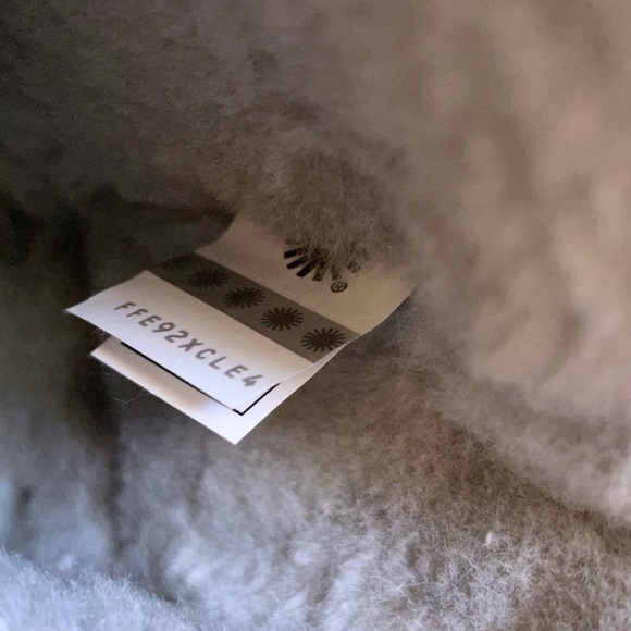 UGG Bailey UGG Metal Graphic Seal Grey Suede Boots - Picture 9 of 9